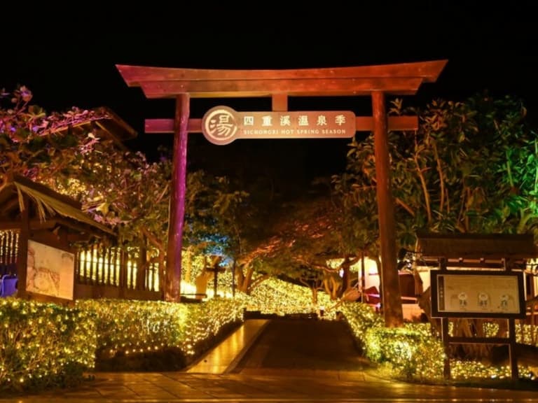2022 屏東景點四重溪溫泉季「彩虹鳥居」、「黃金光廊」 IG 欠打卡，還有超萌水豚君近距離互動！