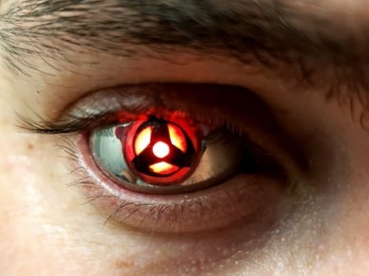 《火影忍者》「寫輪眼」真實版！美國工程師為自己打造最酷義眼！