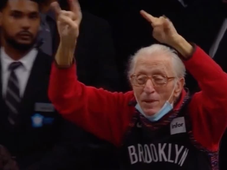 NBA／籃網忠實老球迷 Mr.Whammy 賣命干擾引盛讚，網友直呼：「比球隊防守更好！」