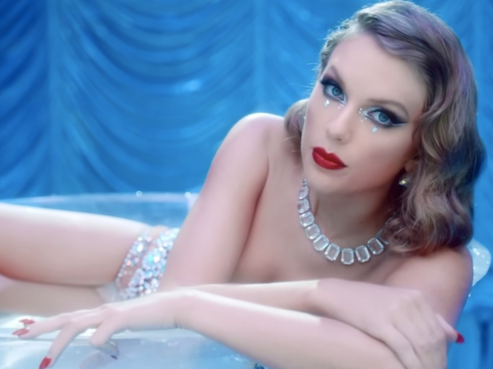 泰勒絲 Taylor Swift MV 辣裝七十二變！合成〈舞女〉零違和，網笑瘋：「回不去了！ 」