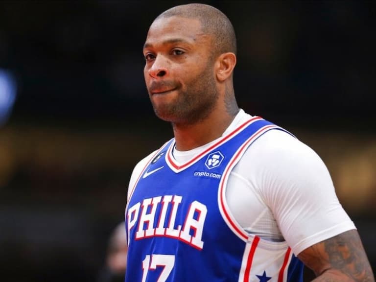 NBA／PJ Tucker 不想讓字母哥靠近他防守，竟當場在對方面前「脫褲子」！