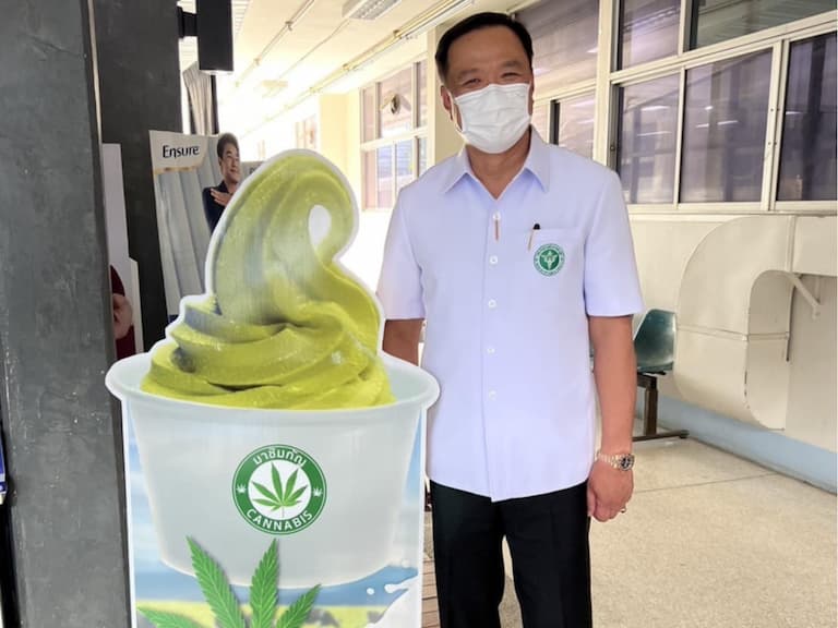 泰國衛生部長與「大麻雪糕」合影推廣,引來當地名醫痛批!