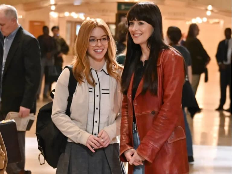 《蜘蛛夫人》幕後照曝光!席德妮史威尼 Sydney Sweeney 跟達柯塔強生尬戲,迷妹上身直呼:「她好辣!」