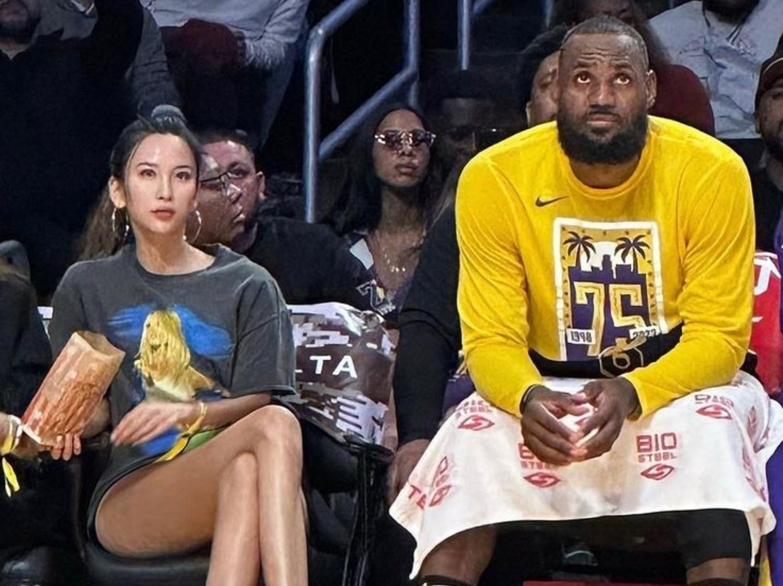 NBA 場邊美女金兜兜和 LeBron James 合照爆紅！5 件背景大起底，難怪坐在汗水第一排！