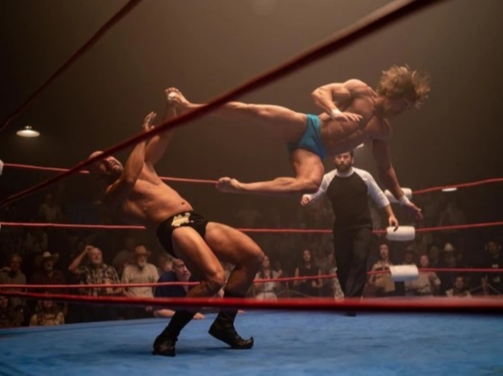 柴克艾弗隆 Zac Efron 化身摔角選手，穿小褲褲側踢照曝光引網濕一片！