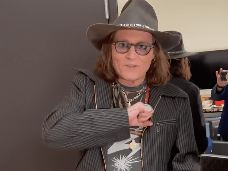 強尼戴普 Johnny Depp 頂帥氣長髮向粉絲喊話:「謝謝你們把我從恐怖秀解救出來!」