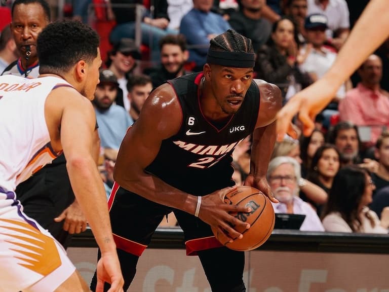 NBA/邁阿密熱火 Jimmy Butler 送給太陽 Booker 關鍵火鍋,守出球隊最終勝利!