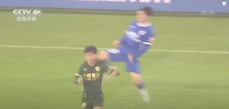 中國足球員「飛膝爆頭」對手，卻連警告、黃牌都沒有！