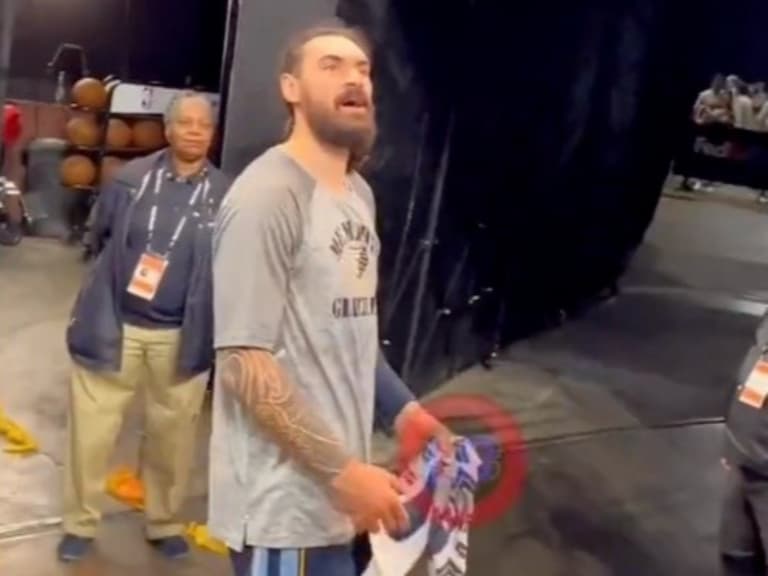 「NBA 水行俠」Steven Adams 被場邊小球迷要毛巾後，要求對方「要說 Please 我才給你！」