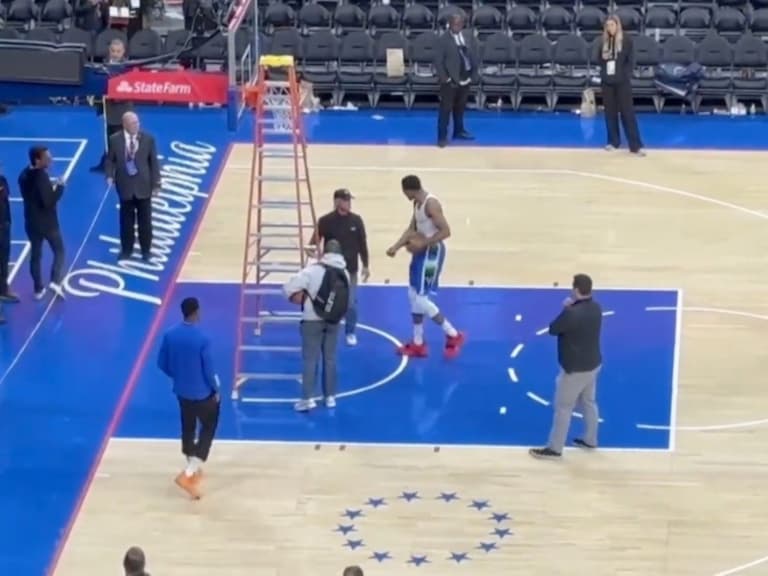 NBA/字母哥罰球 15 罰 4 中,賽後加練惱羞「怒推梯子」要求工作人員不准打擾!