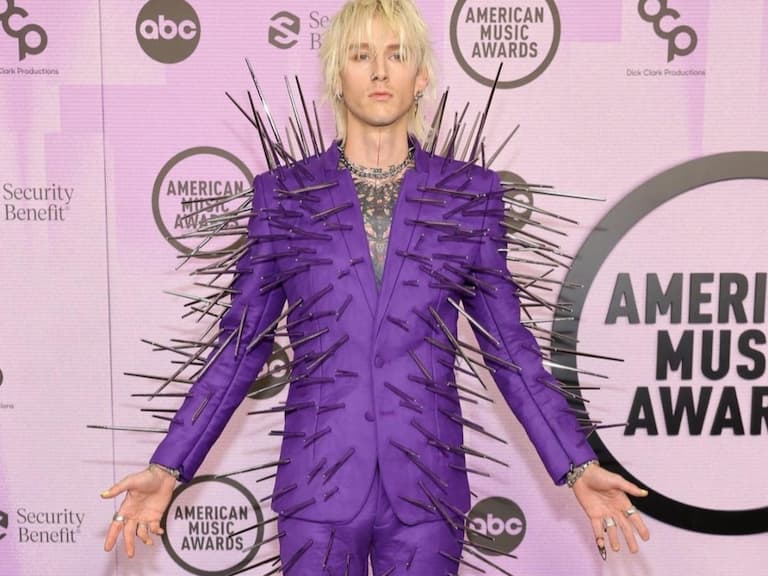 機關槍凱利 Machine Gun Kelly 穿「針灸裝」登「全美音樂獎」紅毯,自爆:「尿尿很不舒服!」