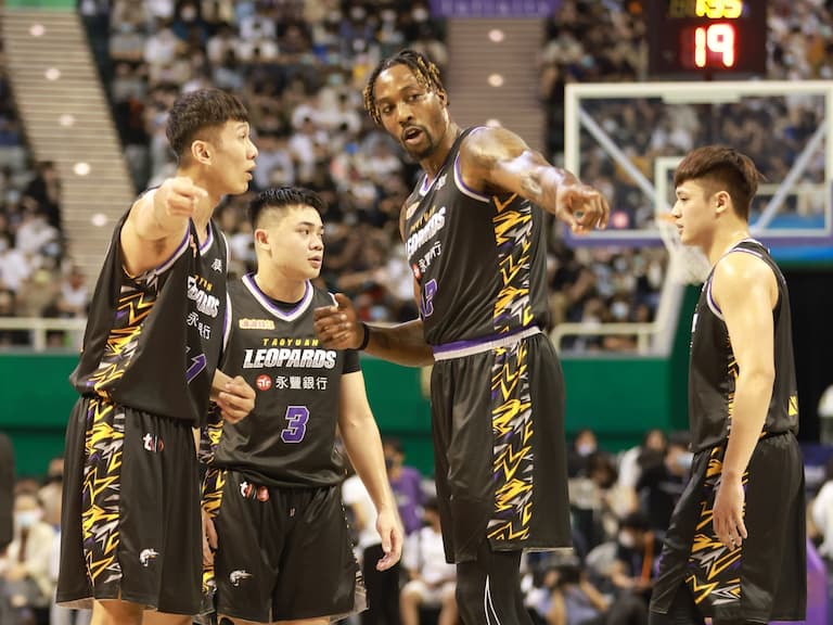 Shaquille O'Neal 開酸 Howard「本應拿下 30 分」,表示:「T1 打球就像在健身房一樣輕鬆!」