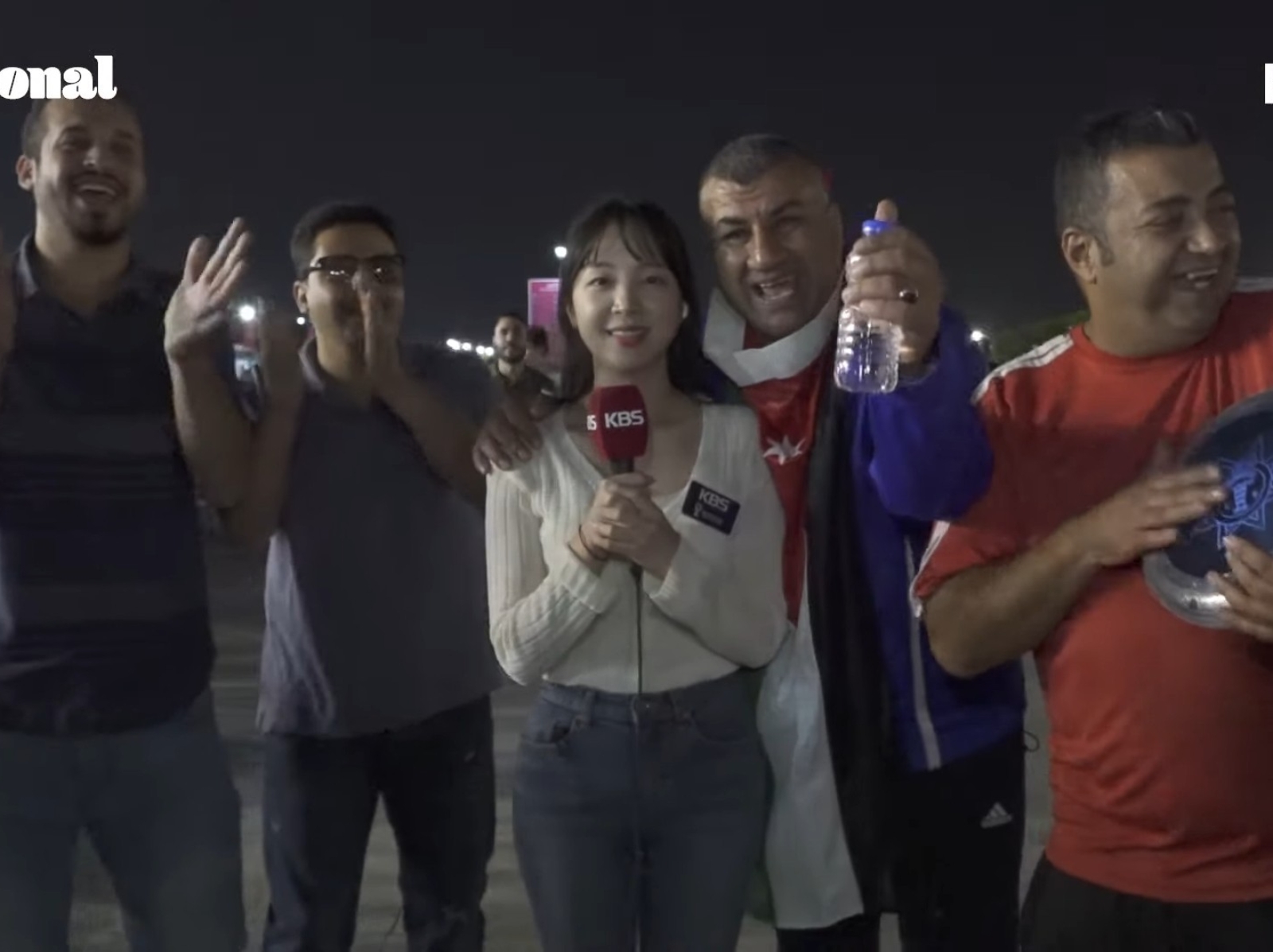 卡達世界盃／南韓正妹記者轉播時遭路人亂入，甚至做出搭肩、撞人等騷擾行為！