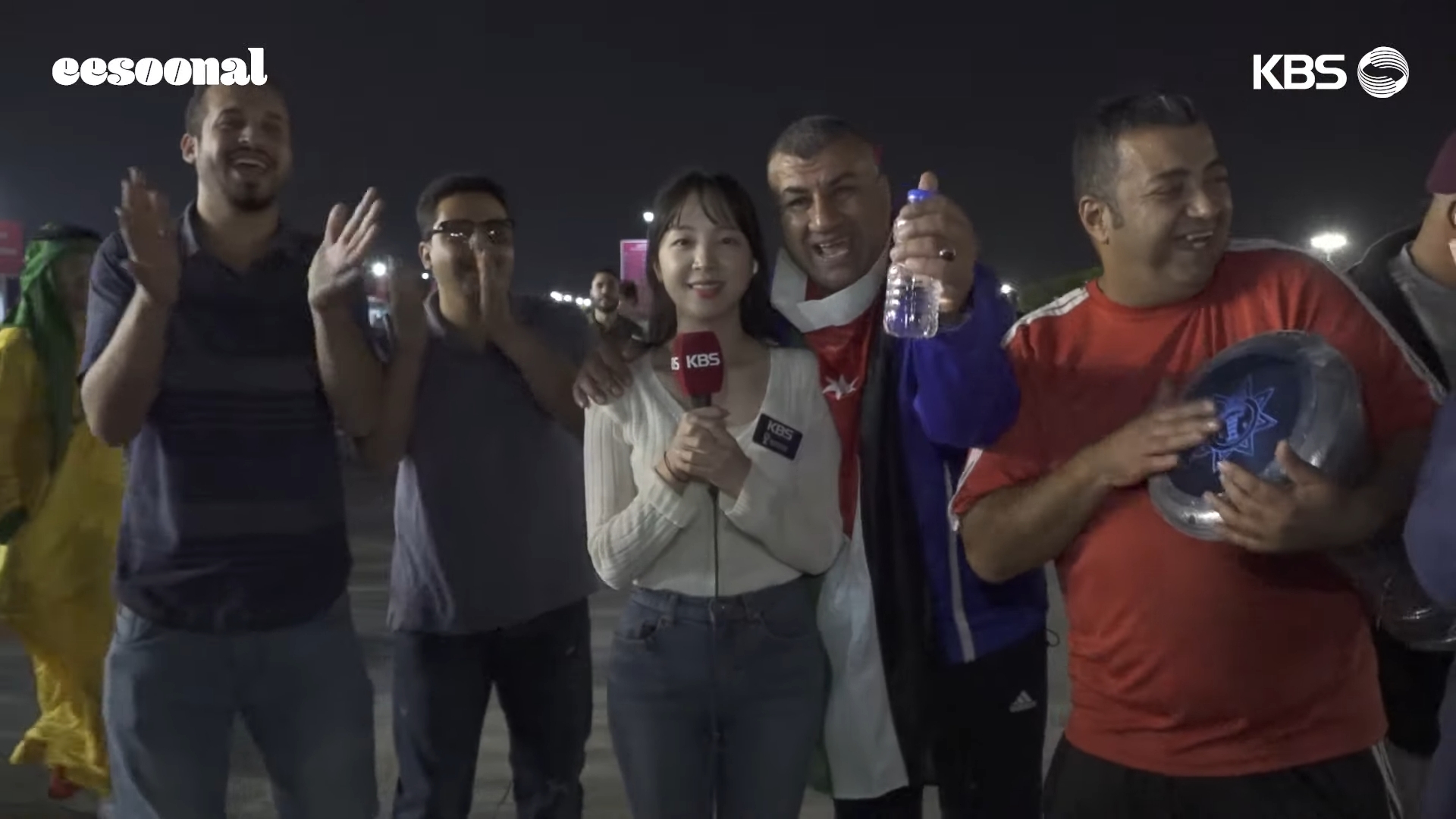 韓國女記者轉播世界盃遭路人亂入甚至搭肩騷擾！