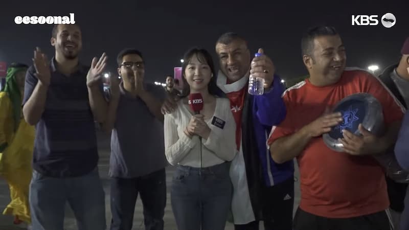 韓國女記者轉播世界盃遭路人亂入甚至搭肩騷擾！