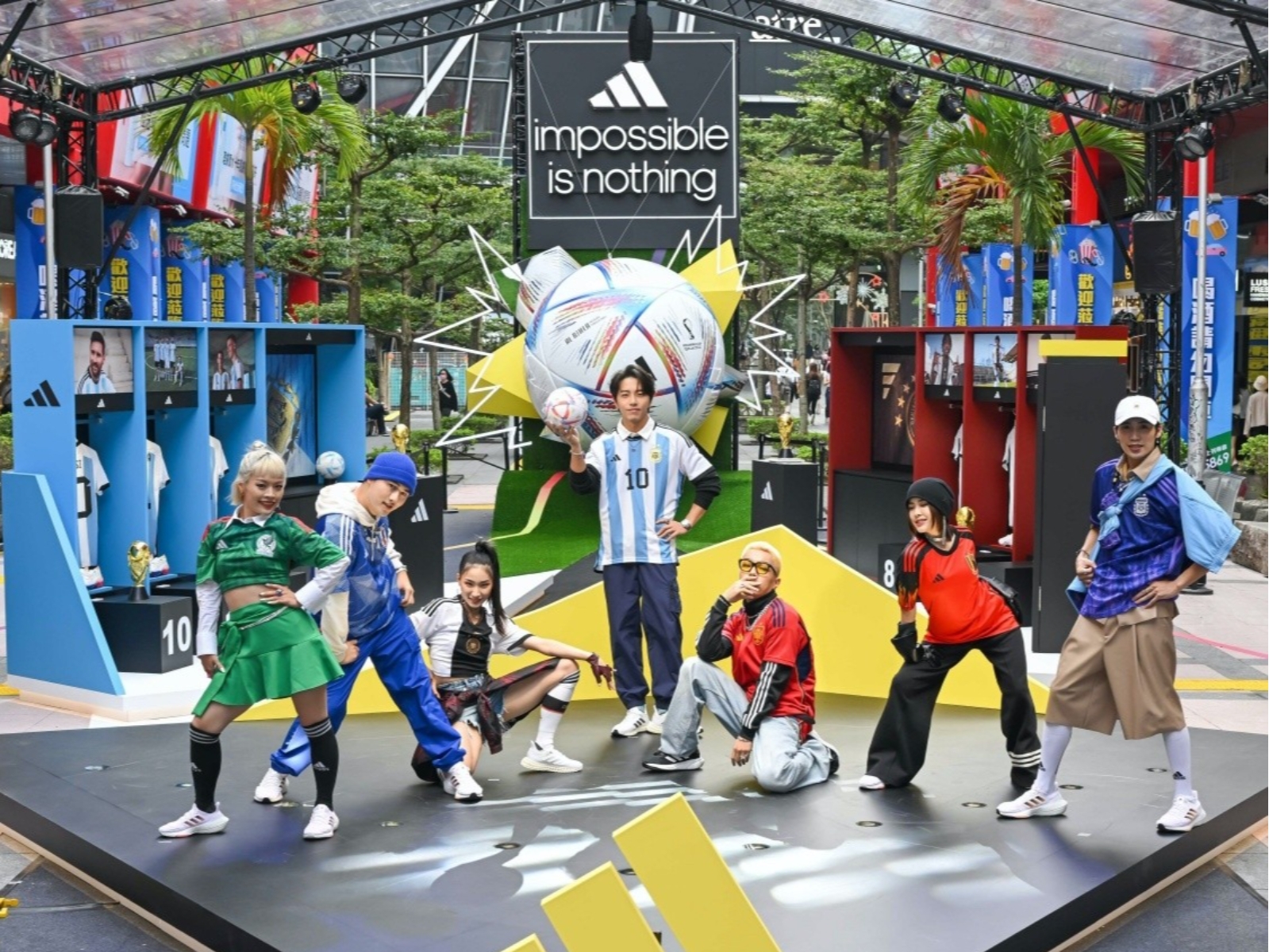 卡達世界盃／2022 adidas 世足快閃基地登場，球員休息室、巨球空降信義區！