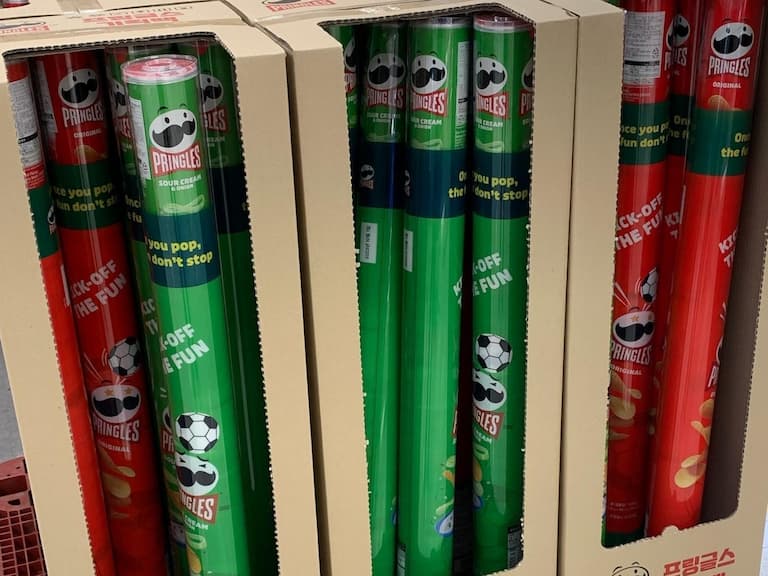 韓國推出「世足限定加長版」品客洋芋片，一罐抵四罐還可以當加油棒！