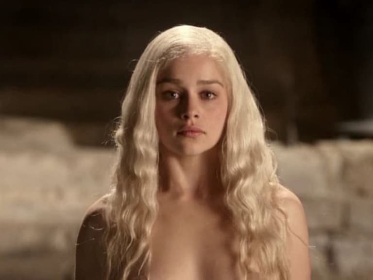 「龍母」艾米莉亞克拉克 Emilia Clarke 因厭惡裸體拒絕演出《格雷的五十道陰影》：「我不想讓別人檢查我！」