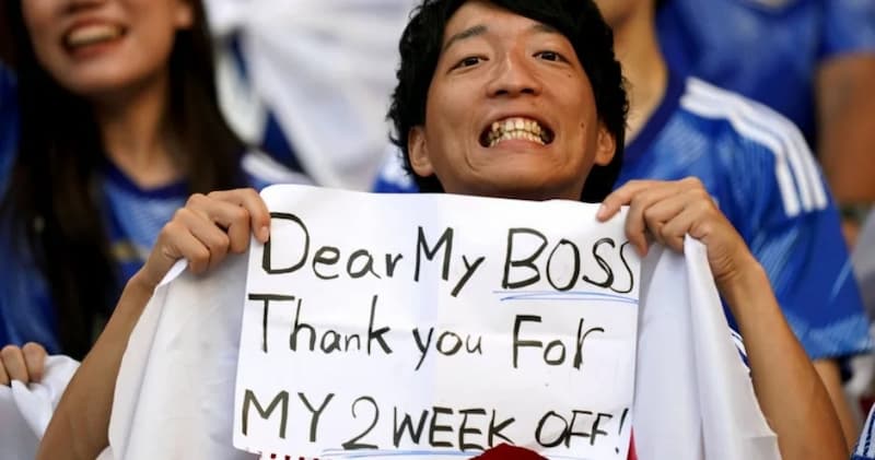日本員工在世界盃現場舉牌感謝老闆讓他「請假 2 週」來看球賽引熱議！