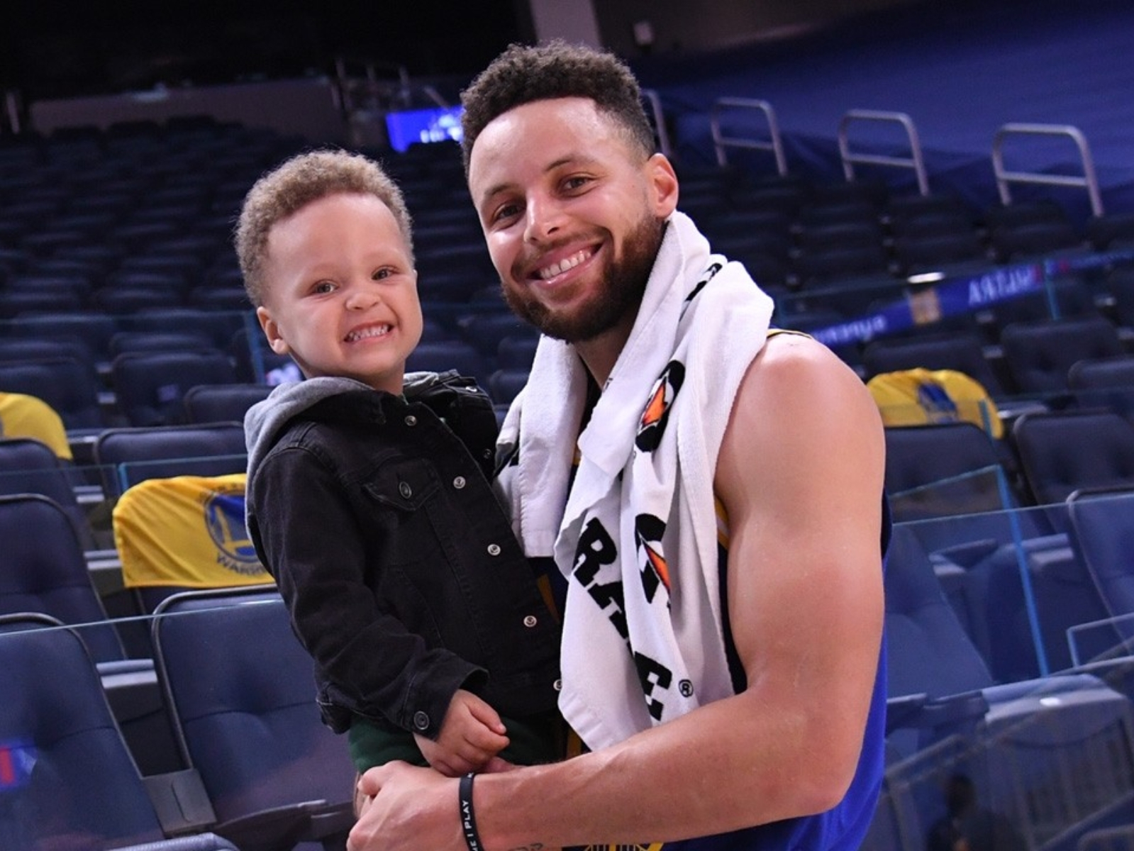 NBA／Curry 兒子「蓄力」準備給 Draymond Green 一記重拳，媽媽在一旁趕緊制止！