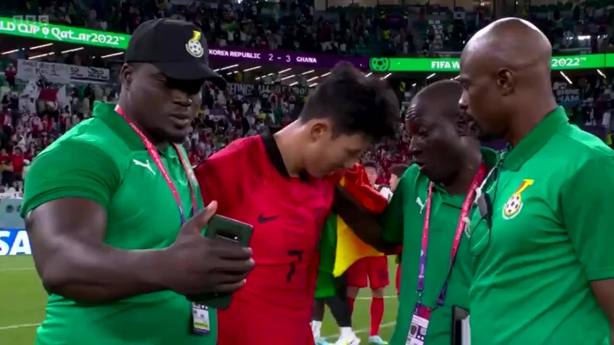 卡達世界盃／南韓輸球孫興慜當場爆哭，迦納教練竟趁機「拿手機自拍」引發網友砲轟！