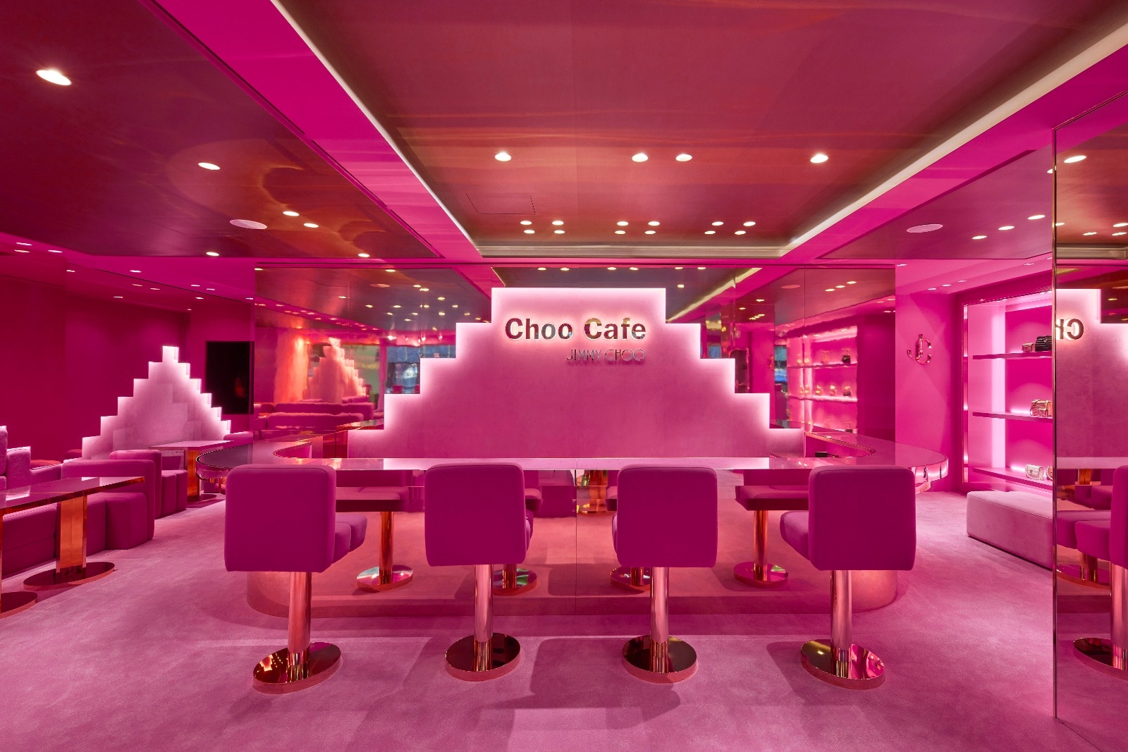 JIMMY CHOO 首間咖啡店「Choo Café」登陸首爾！品牌大使孫娜恩、《我的上流世界》李寶英告訴你粉色新地標怎麼拍！