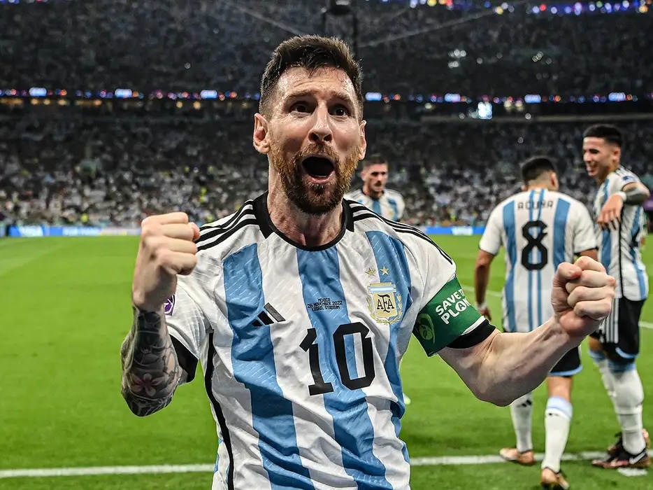 卡達世界盃／阿根廷梅西 Messi「賽後慶祝踩國旗」，引來墨西哥拳王開嗆：「別讓我找到你！」