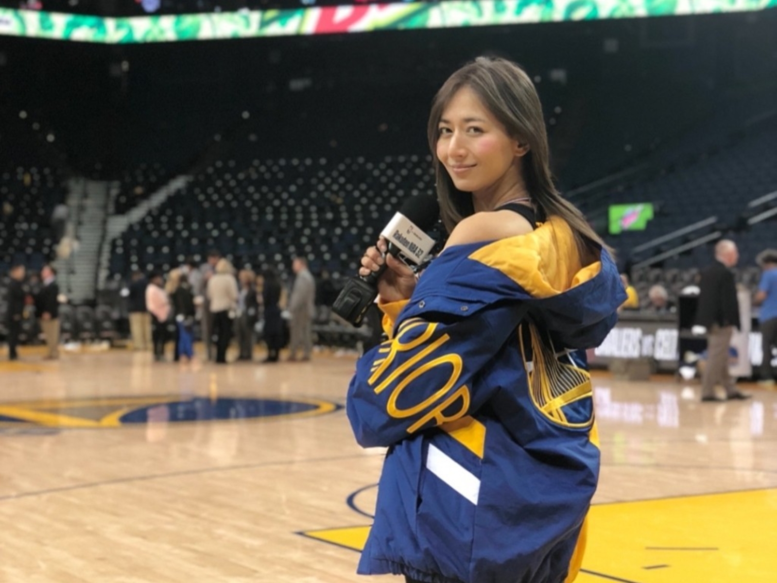 關於「NBA 日本最美女記者」宮河麻耶的 5 件小事，日荷混血 + 究極美尻真的太頂！