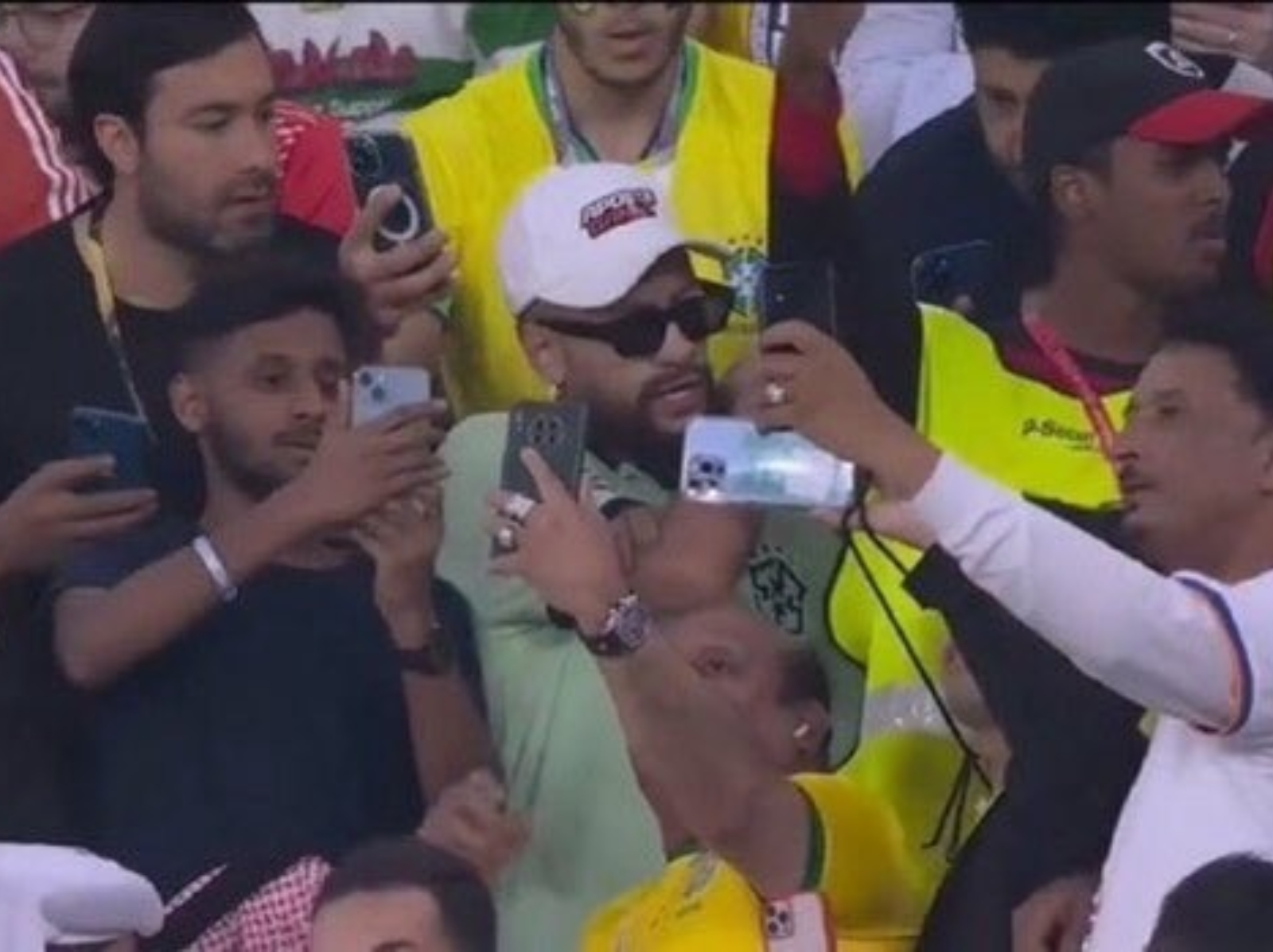 卡達世界盃／網紅假扮巴西球星「內馬爾」看球賽，竟成功騙過工作人員還引起球迷們搶拍照！