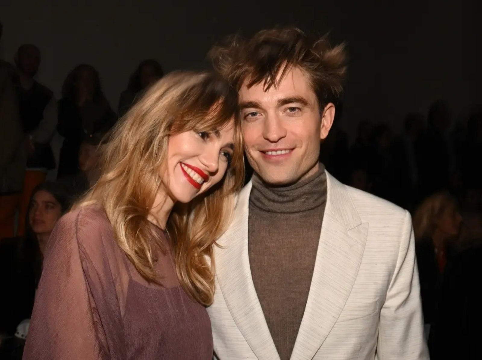 《蝙蝠俠》羅伯派汀森 Robert Pattinson 首度合體女友蘇琪沃特豪斯 Suki Waterhouse 公開放閃！網驚：「好事將近？」