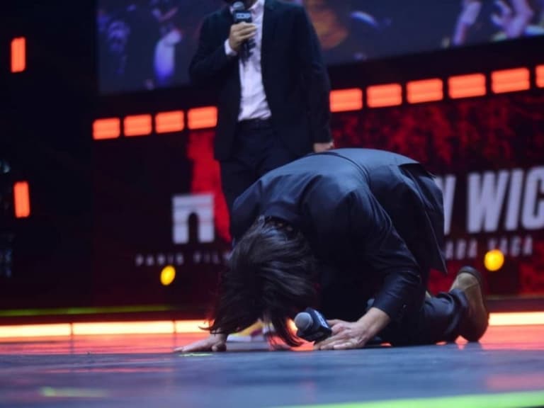《捍衛任務 4 》基努李維 Keanu Reeves 電影宣傳，當眾下跪磕頭驚呆全場：「哪個名人會做這種事？」