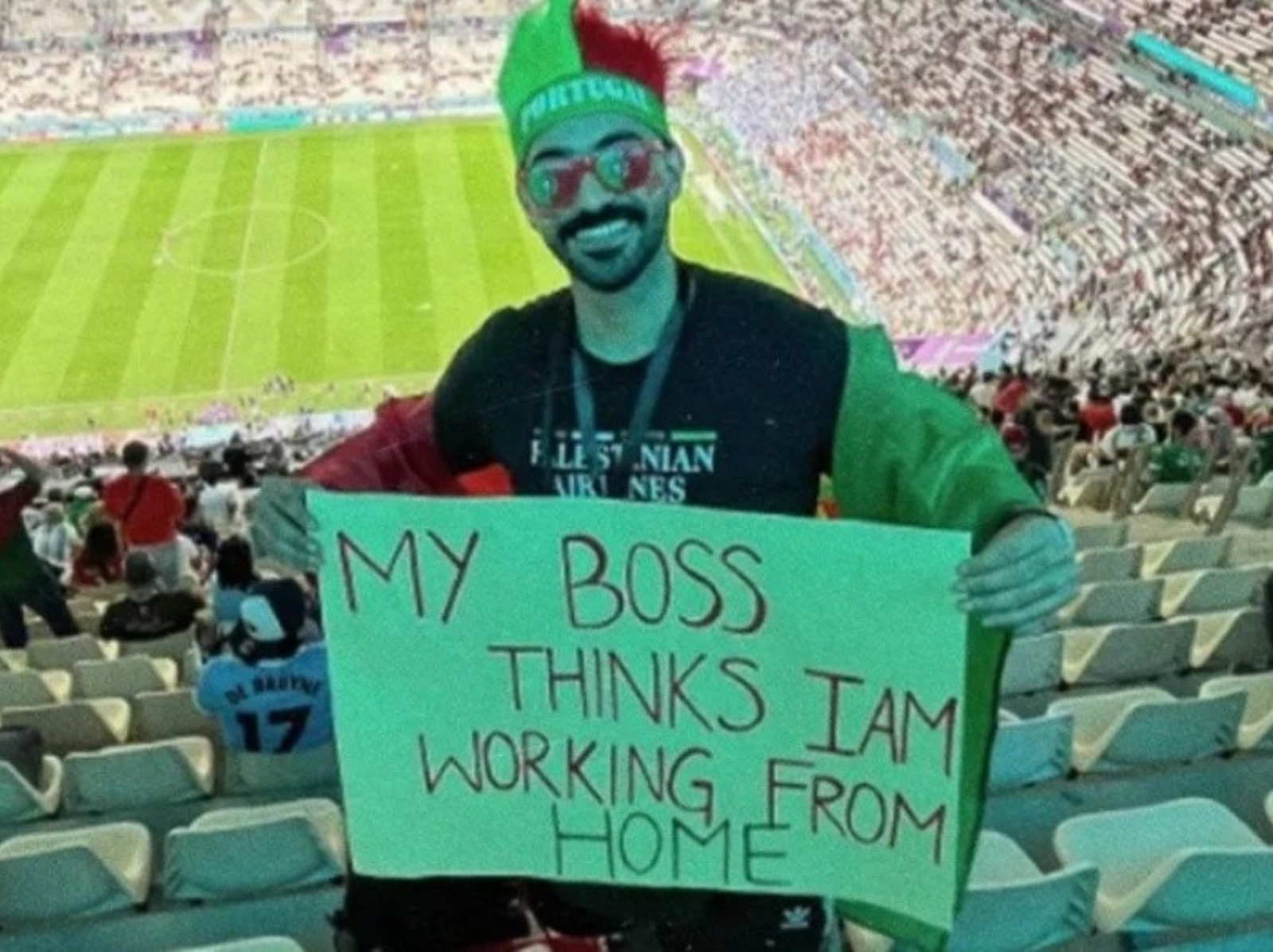卡達世界盃／球迷蹺班看世界盃卻高舉牌子自爆「老闆以為我居家上班」，照片曝光引熱議！