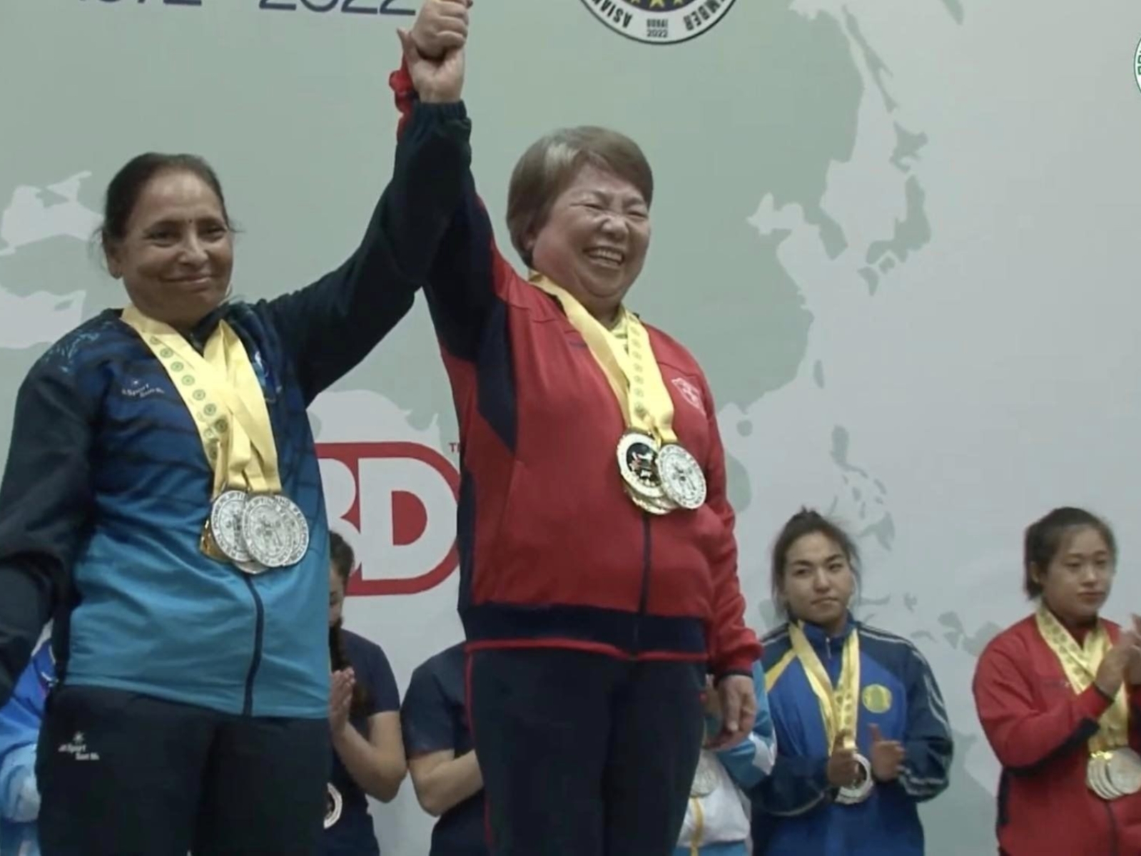 61 歲台灣健力選手李彩薇狂摘 4 面金牌破亞洲紀錄，網友驚呼「真的是我阿嬤都比你強！」