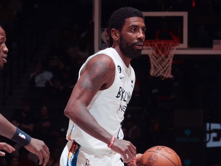 NBA／籃網 Kyrie Irving 與 Nike 解約後首戰狂轟 33 分，腳下鞋款卻意外成為比賽亮點！