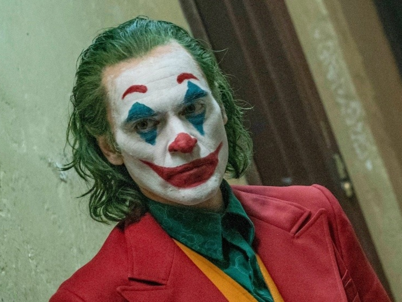 瓦昆菲尼克斯主演《小丑》續集電影《Joker: Folie à Deux》首張劇照出爐！