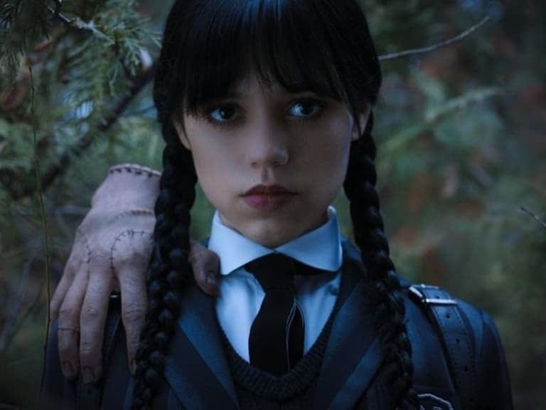 「小手」是真人扮演、閣樓房間連燈光都是精密計算？Netflix《星期三》這 8 件事你絕對不可錯過！