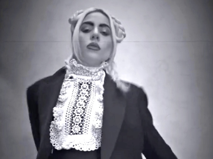 女神卡卡 Lady Gaga 模仿 Netflix 話題影劇《星期三》經典詭譎舞蹈，直接超越原版？