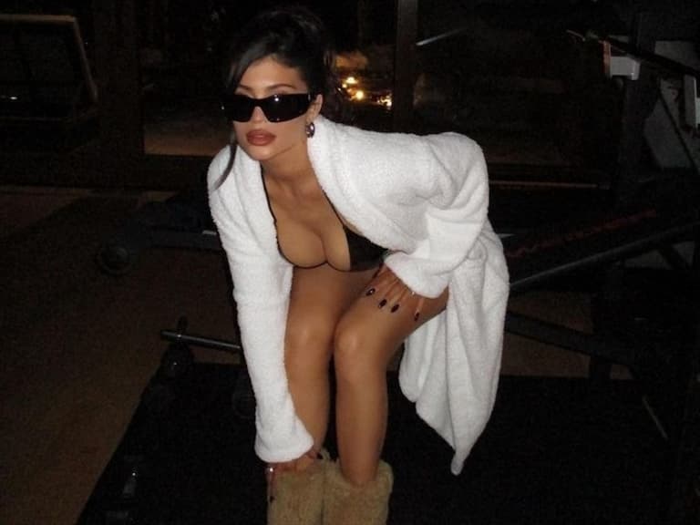 凱莉珍娜 Kylie Jenner 零下天氣秀比基尼辣照超惹火，網友：「辣妹沒有冬天！」