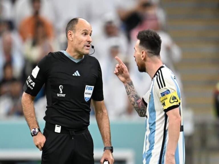 卡達世界盃／狂發 18 張黃牌把梅西惹怒，FIFA 要這位西班牙籍裁判直接打包回家！