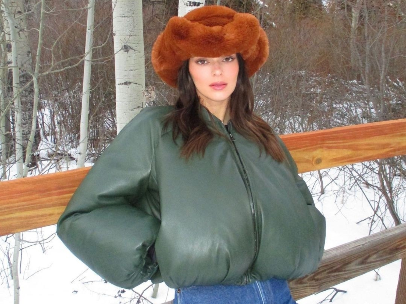坎達兒珍娜 Kendall Jenner 在雪地凹造型，時尚穿搭遭酸：「好像穿垃圾袋！」