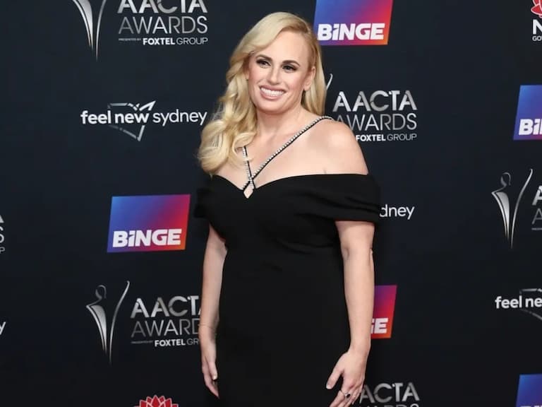 瑞貝爾威爾森 Rebel Wilson 首吐「出櫃啟蒙者」是 Charlotte Gainsbourg：「沒有這個吻我不會遇見我的另一半！」