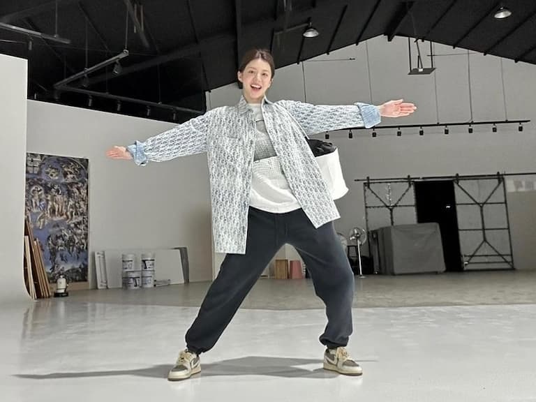 《還魂 2》高允貞上腳 Travis Scott「倒勾」、GD x Nike 等聯名鞋，果然是「最仙美女鞋頭」！