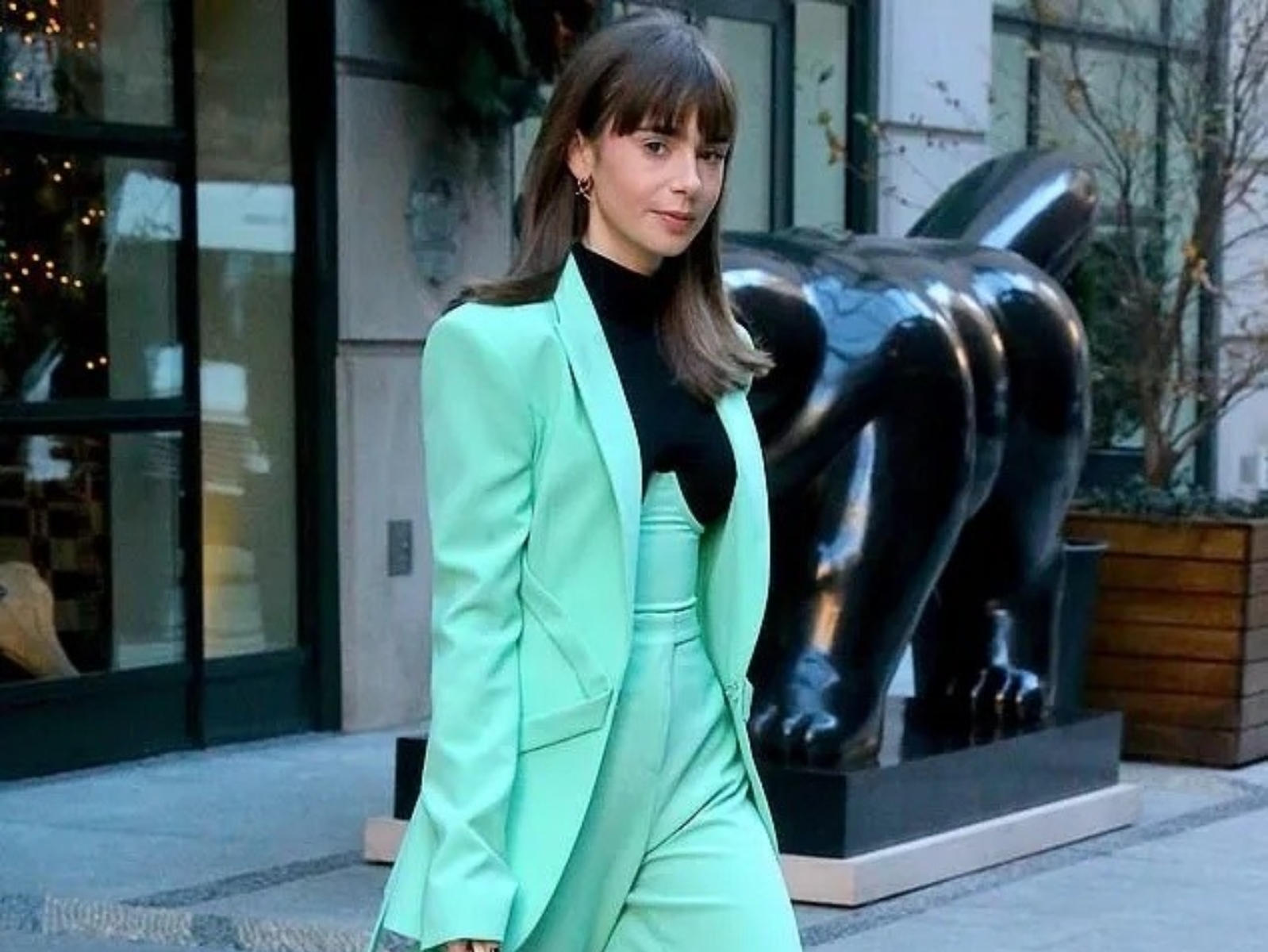 《艾蜜莉在巴黎》莉莉柯林斯 Lily Collins 私著薄荷綠套裝現身紐約，網友：「反正穿什麼都比艾蜜莉時髦！」