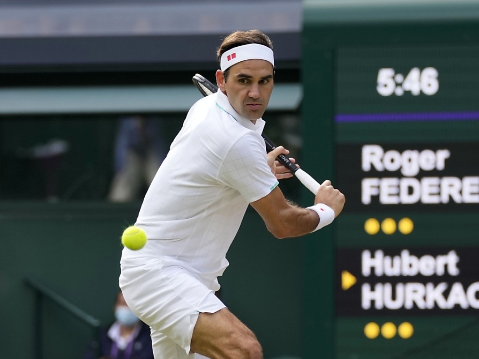 費德勒 Federer 前往溫布頓球場參觀卻被警衛攔住，情急之下難為情表示「我有 8 座溫網冠軍！」