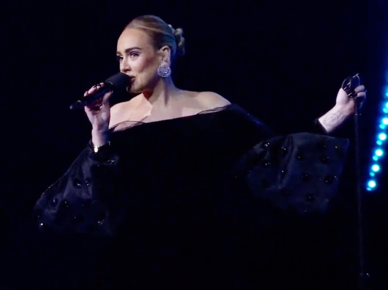 愛黛兒 Adele 演唱會甜蜜告白男友超感人：「我愛他勝過我的生命！」