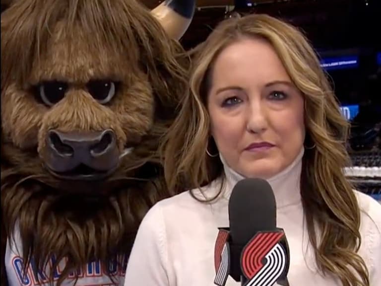 NBA/拓荒者女主播 Olzendam 未注意身後吉祥物,被嚇到疑似當場「激凸」引發球迷熱議!