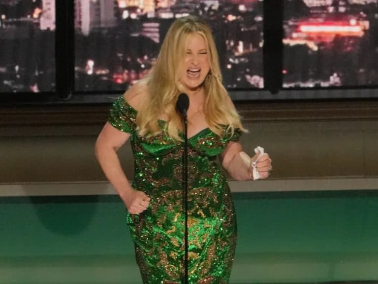 關於珍妮佛庫里姬 Jennifer Coolidge 的 6 件事：亞莉安娜讓她再翻紅、《白蓮花大飯店》得獎反應獲全場掌聲！