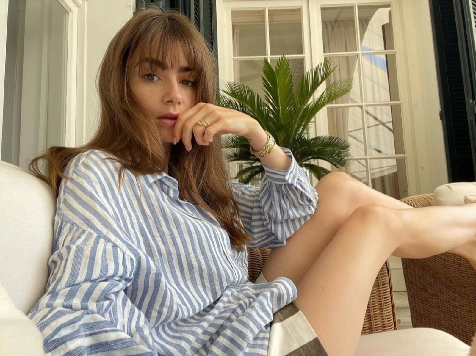 Netflix《艾蜜莉在巴黎》莉莉柯林斯 Lily Collins 私服穿搭好感度滿分！網讚：「這才是真正的法國女人！」