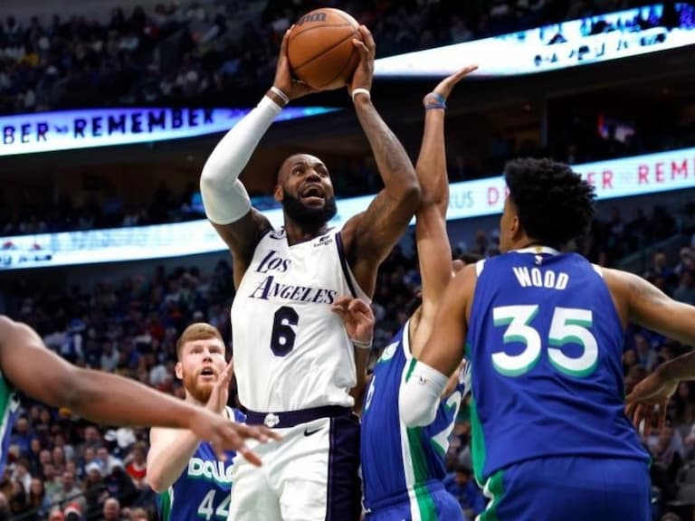NBA／「聖誕大戰」湖人遭獨行俠逆轉苦吞 4 連敗，詹皇締造紀錄還是輸球苦惱捂頭！