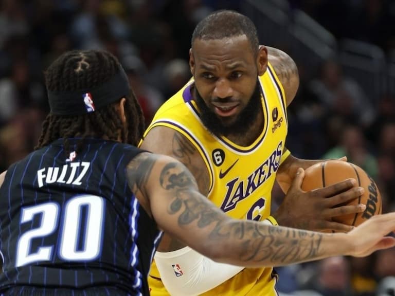 NBA／LeBron James 空接爆扣嗨翻全場，湖人大勝魔術終止 4 連敗！